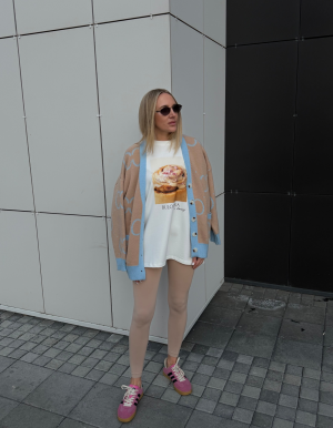 Футболка с принтом «Булочка с корицей», молочный